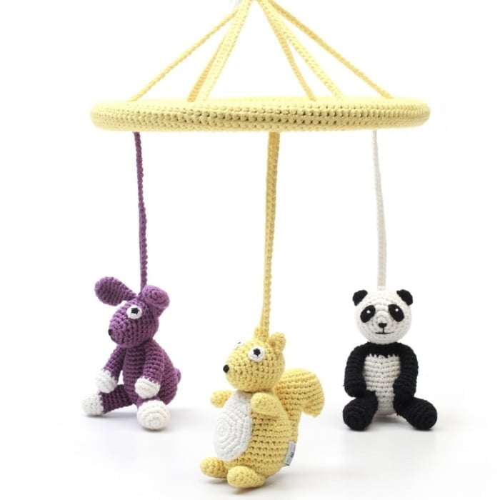 Hæklet uro med panda, egern og kanin